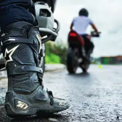 Jakie buty na motor wybrać, aby zapewnić sobie bezpieczeństwo i komfort
