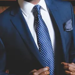 Jaki krawat do jasno niebieskiego garnituru, aby wyglądać stylowo?
