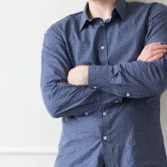 Jakie krawaty najlepiej pasują do koszul w kropki? Oto odpowiedzi