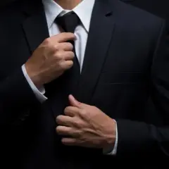Jaki krawat do czarnego garnituru, aby uniknąć modowej wpadki?