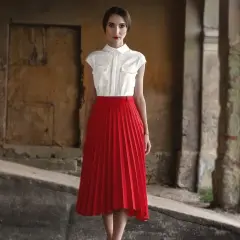 Co ubrać do czerwonej spódnicy, by wyglądać stylowo i modnie?
