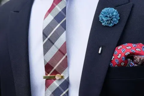 Jak nosić szpilkę do krawata, aby wyglądać elegancko i stylowo
