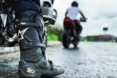 Jakie buty na motor wybrać, aby zapewnić sobie bezpieczeństwo i komfort