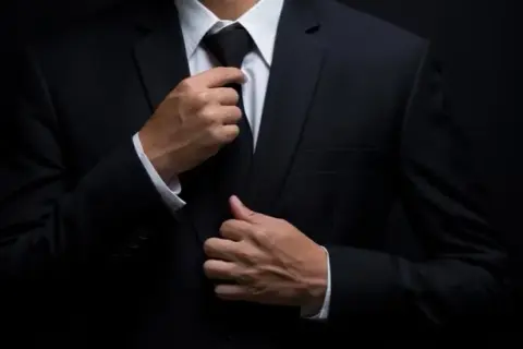 Jaki krawat do czarnego garnituru, aby uniknąć modowej wpadki?