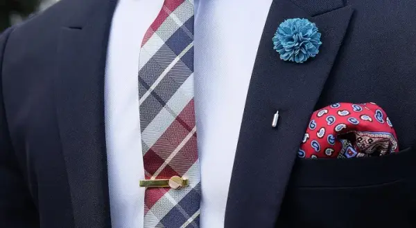Jak nosić szpilkę do krawata, aby wyglądać elegancko i stylowo