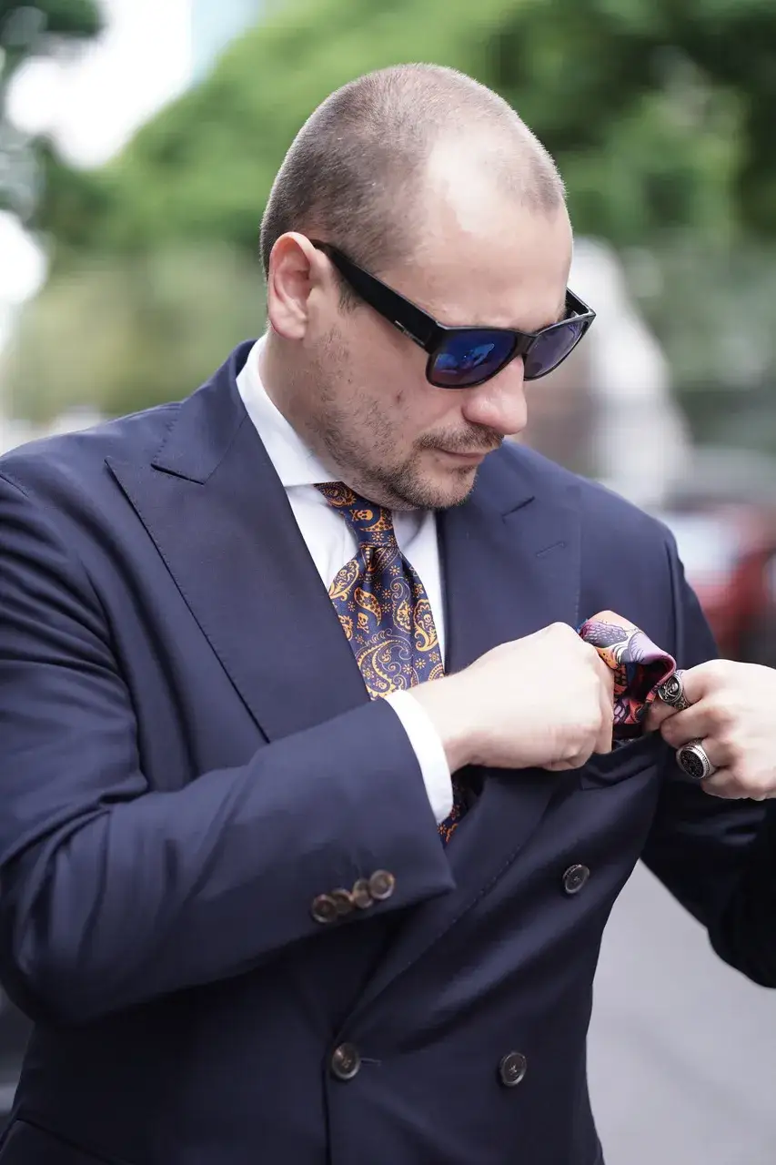 Zdjęcie Jak dobrać krawat do granatowego garnituru, by wyglądać stylowo?