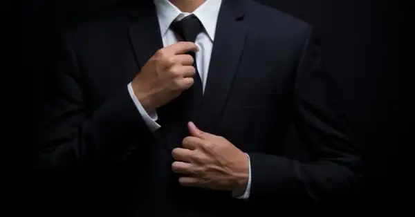 Jaki krawat do czarnego garnituru, aby uniknąć modowej wpadki?